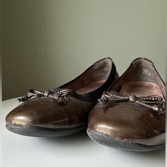 Clarks Artisan Bronze Leather Bow Ballet Flat Cap Toe Comfort Women's 7 Flaw - Picture 9 of 17